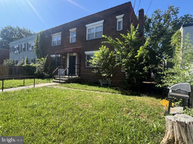 view of front of property featuring a front yard