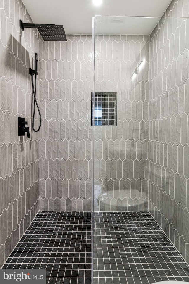 bathroom featuring a tile shower