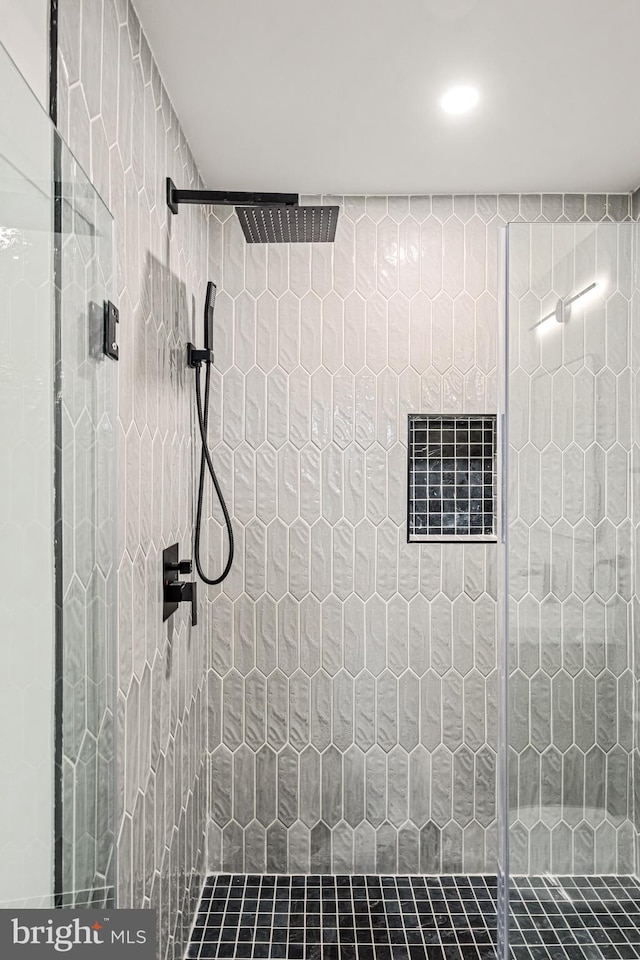 bathroom featuring a tile shower