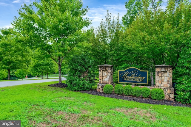 community sign featuring a yard