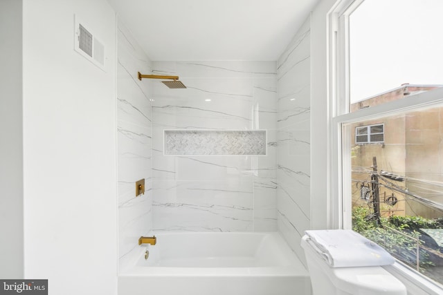 bathroom with tiled shower / bath combo