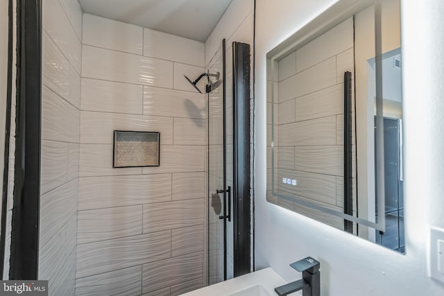 bathroom featuring tiled shower