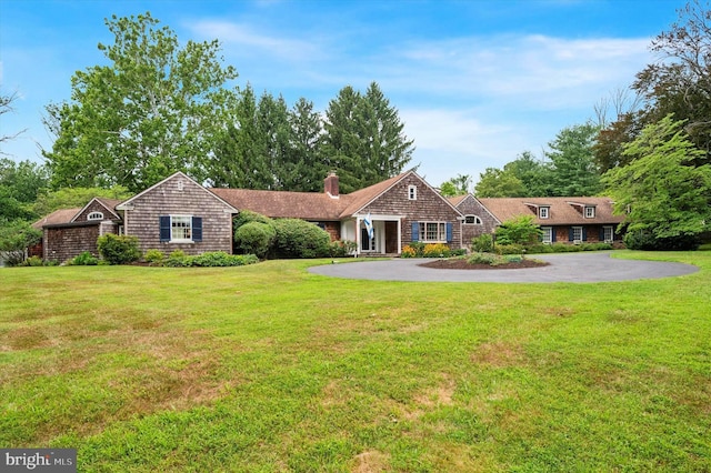 ranch-style house featuring a front lawn