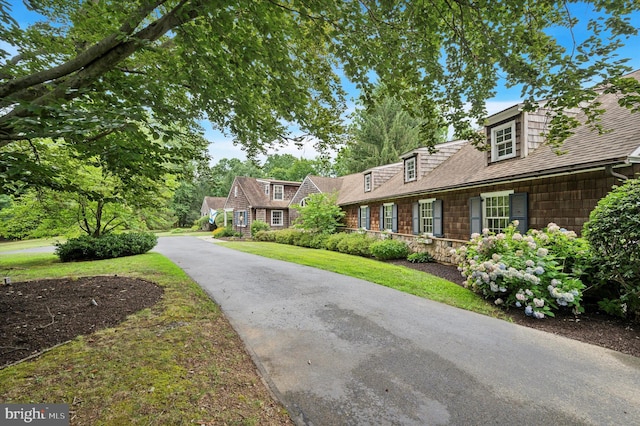 view of front of house featuring a front yard