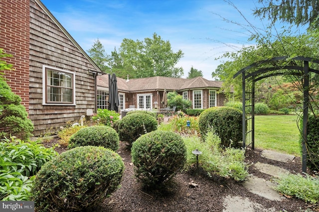 view of front of house with a front yard