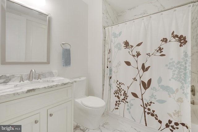 bathroom with a shower with shower curtain, vanity, and toilet