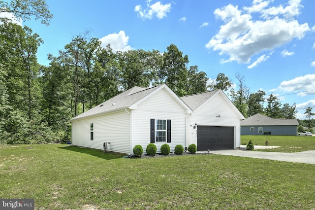 view of front facade featuring a front yard and a garage