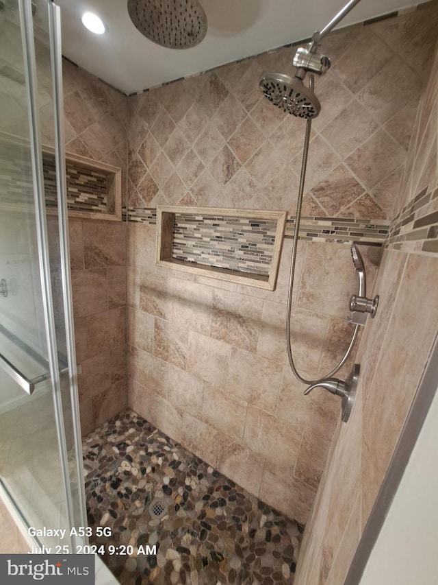 bathroom featuring tiled shower