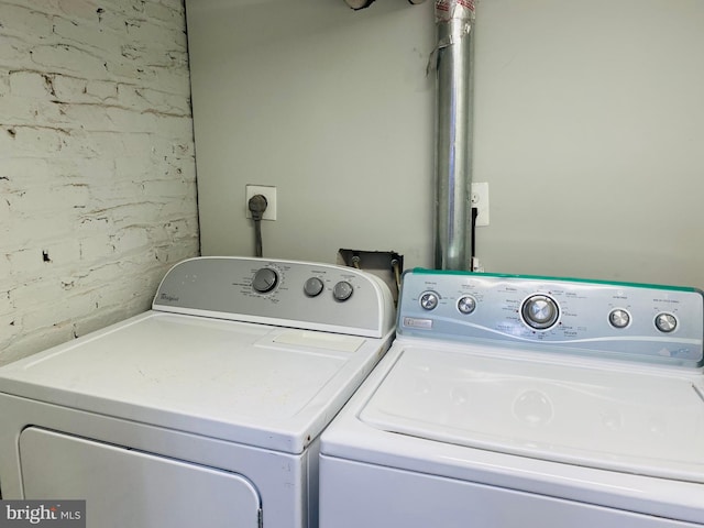 washroom featuring washing machine and clothes dryer