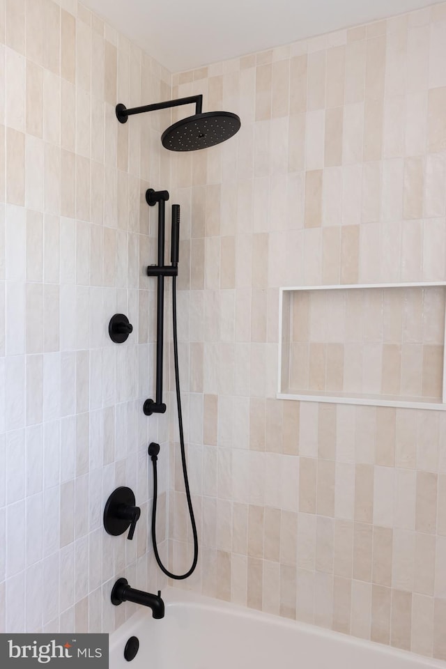 room details featuring tiled shower / bath combo