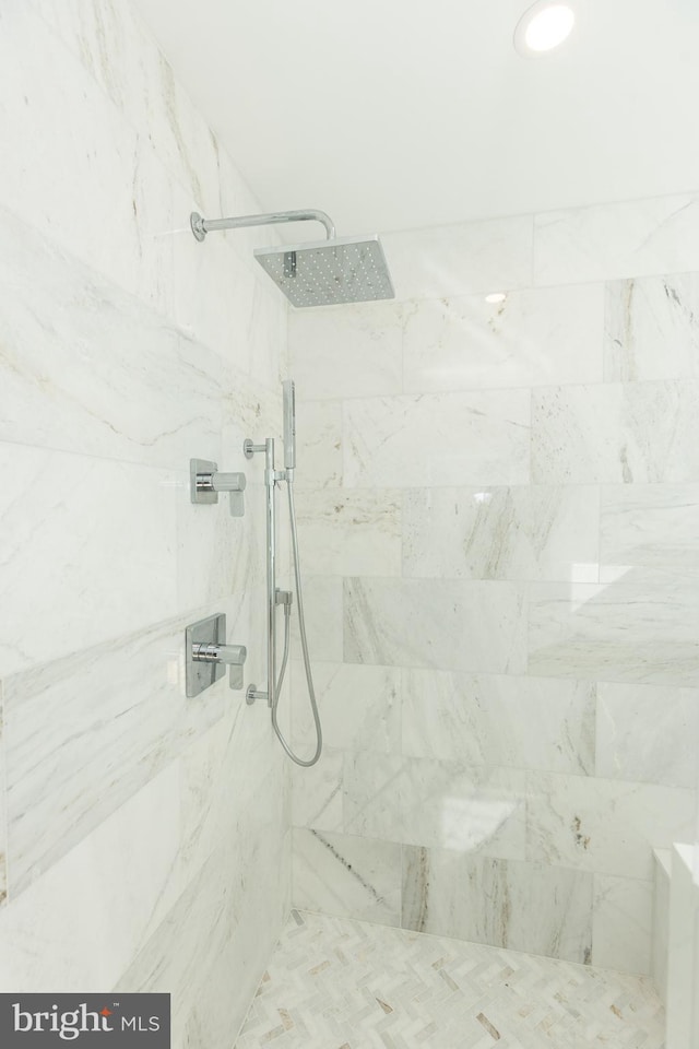 bathroom featuring tiled shower