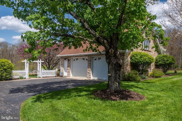 view of front of house featuring a garage and a front yard