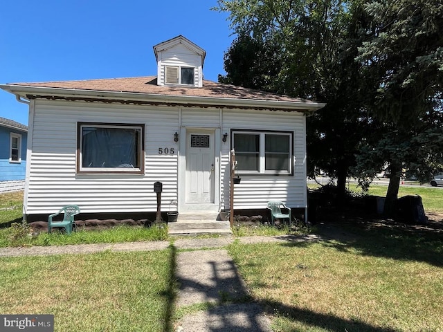 view of front of home with a front lawn