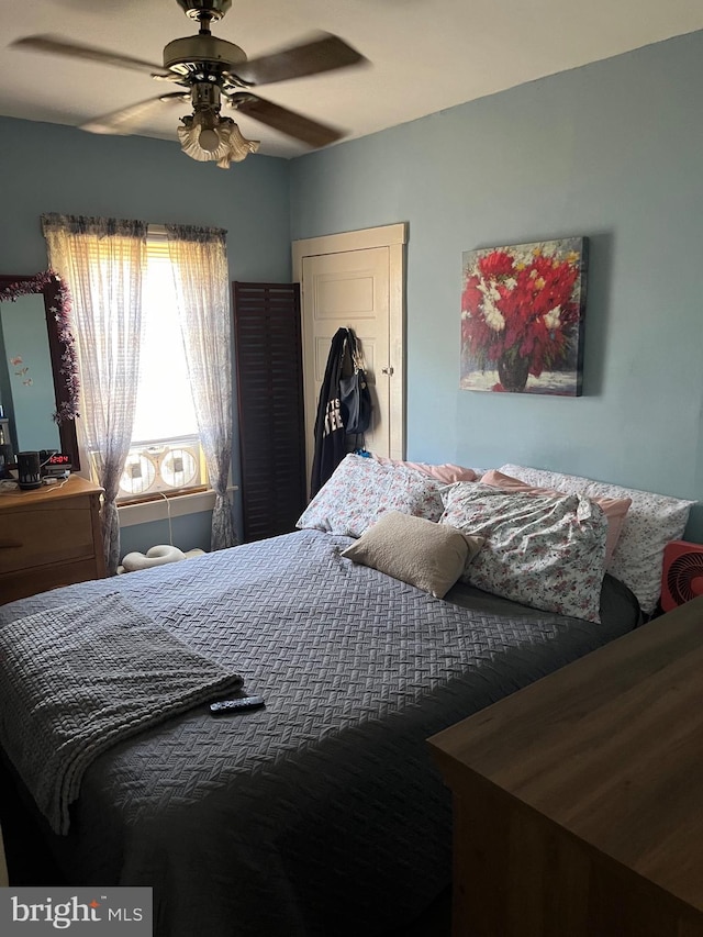 bedroom featuring ceiling fan