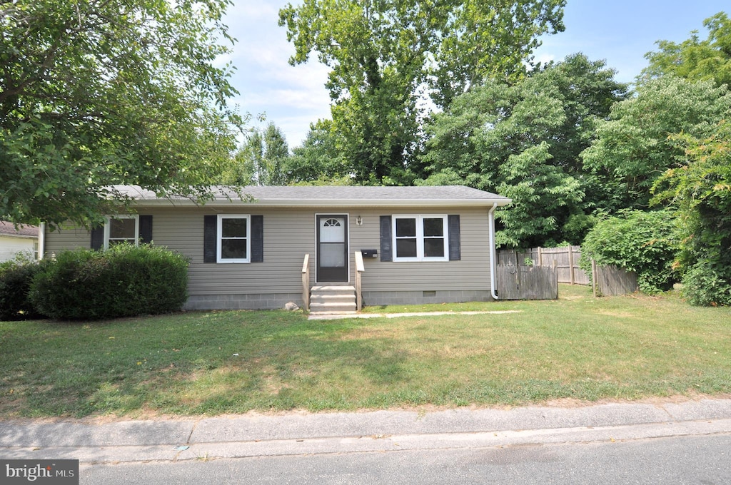 view of front of home featuring a front lawn