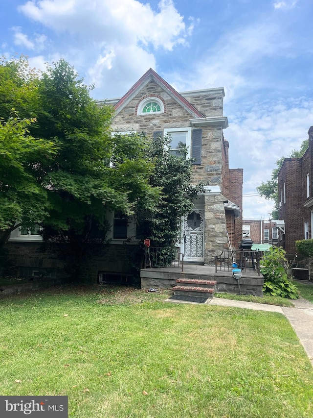 view of front facade with a front yard