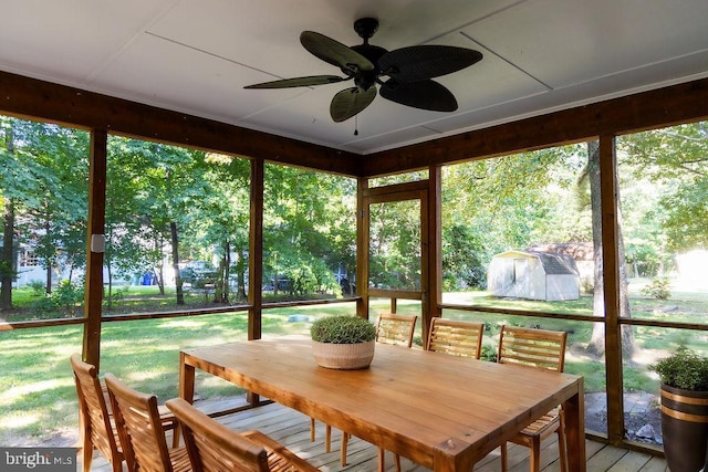 sunroom with ceiling fan