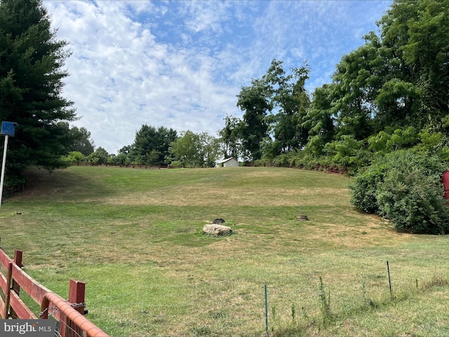 view of yard featuring a rural view