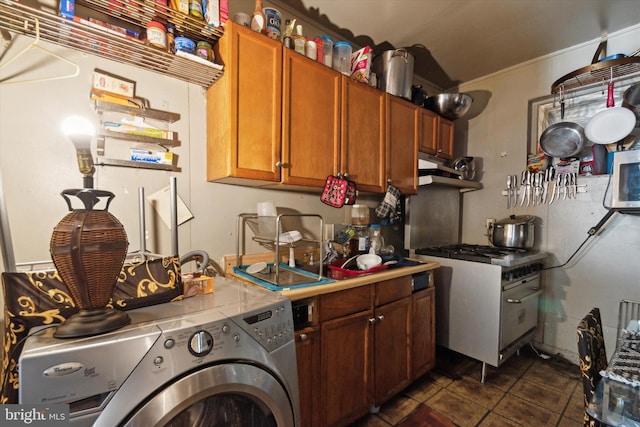 laundry area featuring washer / clothes dryer