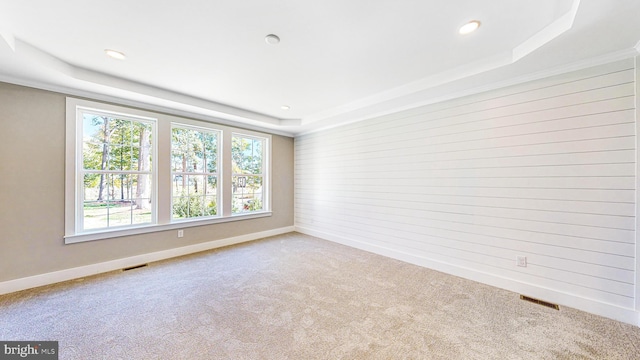 carpeted spare room featuring baseboards, visible vents, a tray ceiling, and recessed lighting