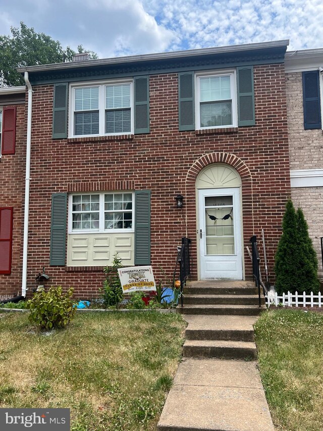 view of property featuring a front yard