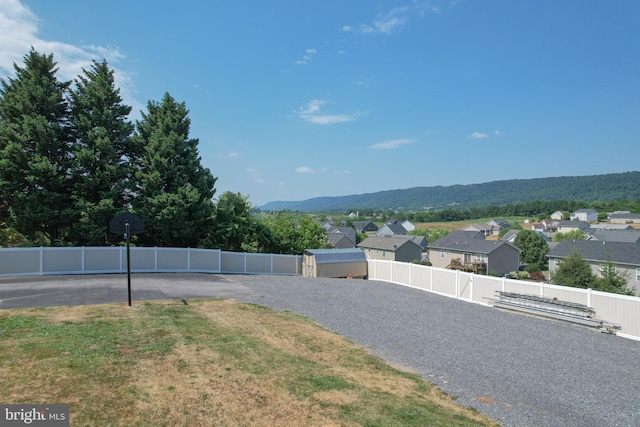 view of yard featuring a mountain view