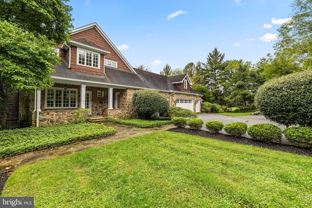 view of front of property featuring a front yard