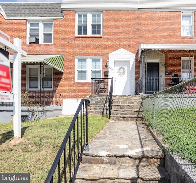 townhome / multi-family property featuring a front yard