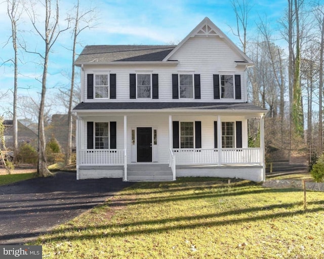 view of front of property featuring a front yard