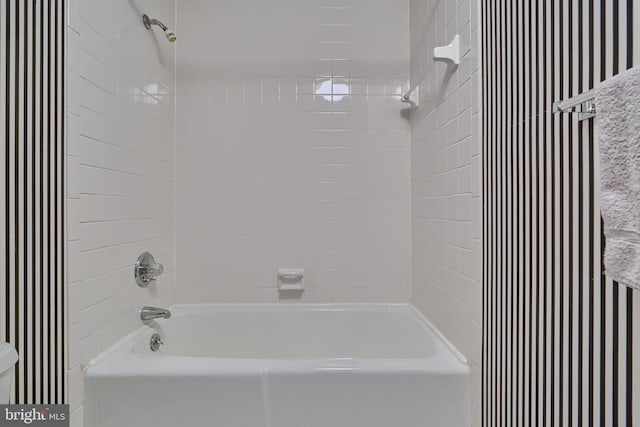 bathroom featuring tiled shower / bath combo