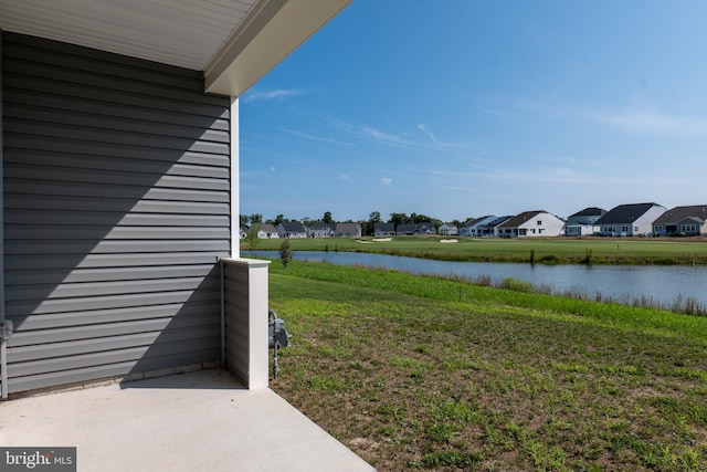 view of yard featuring a water view