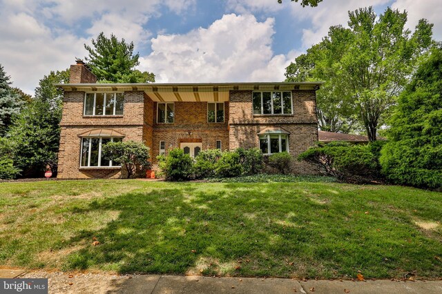 view of front of house with a front lawn