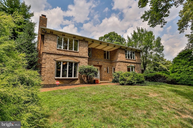 view of front of house featuring a front lawn