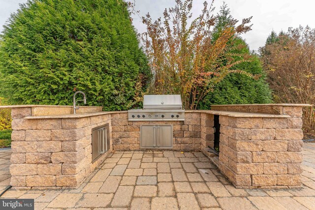 view of patio with an outdoor kitchen and area for grilling