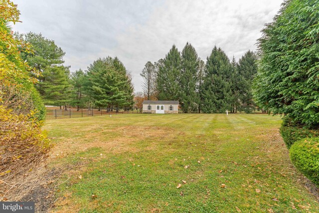 view of yard featuring an outbuilding and a rural view