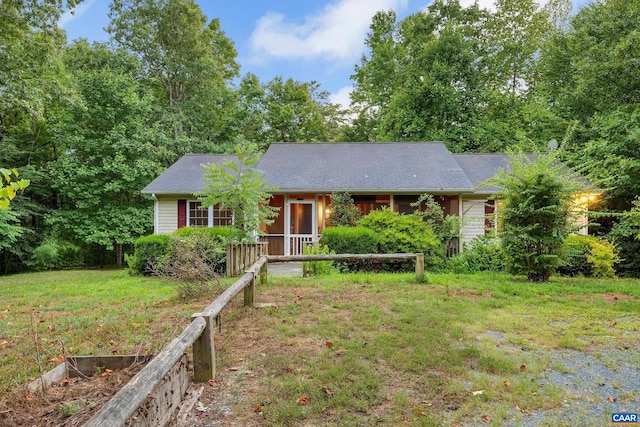 ranch-style home featuring a front lawn