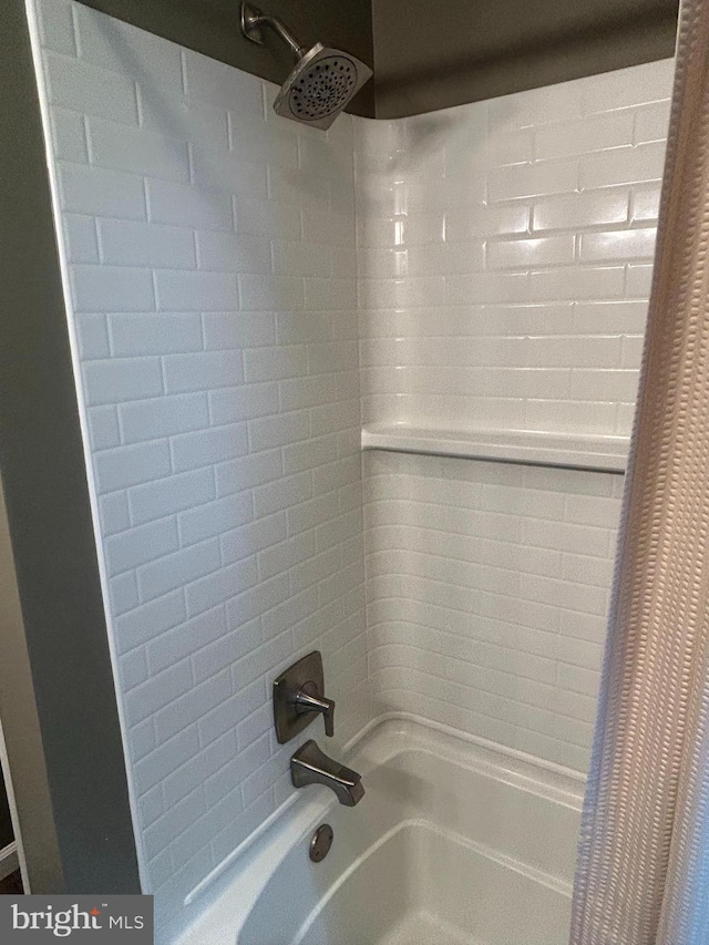 bathroom with shower / tub combo