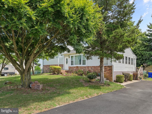 view of front facade featuring a front yard