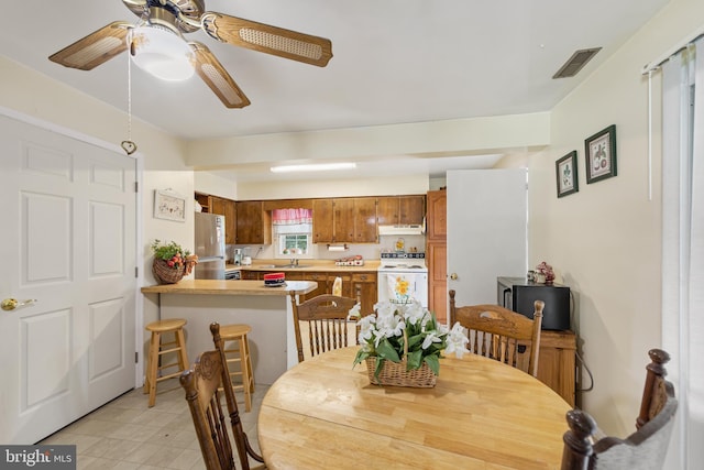 dining space featuring sink and ceiling fan