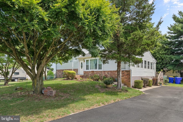 view of front of house with a front lawn