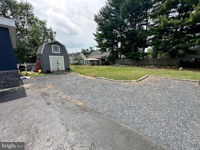 view of yard featuring a storage shed