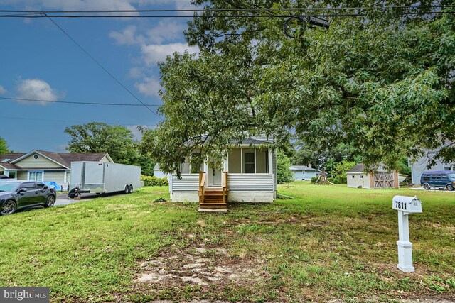 view of front of house with a front yard