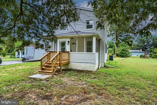 view of front of home featuring a front lawn