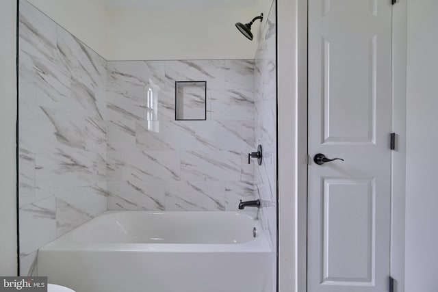 bathroom with tiled shower / bath combo