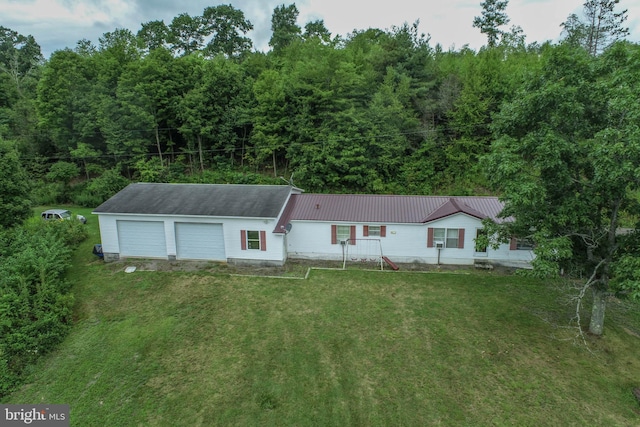 view of front of house with a front lawn and a garage