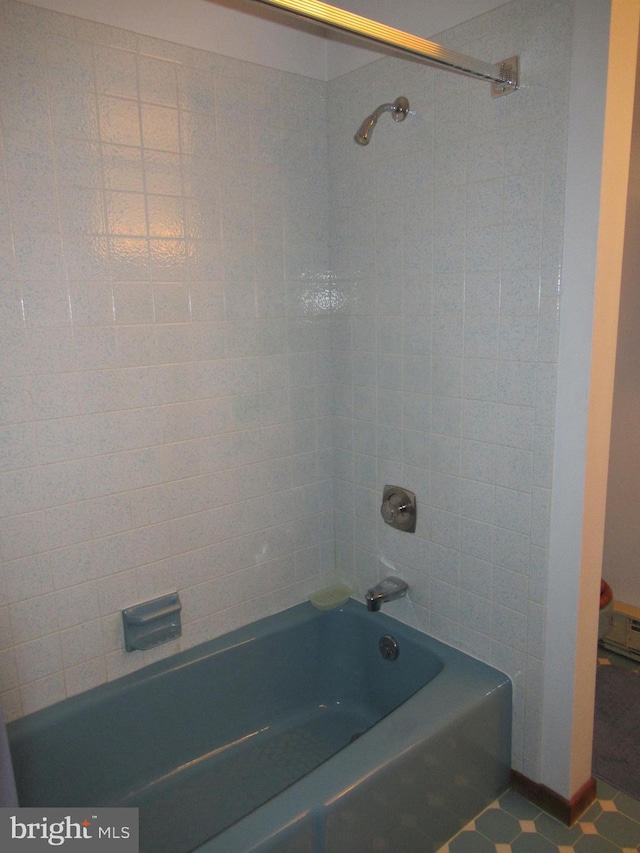 bathroom with tiled shower / bath combo