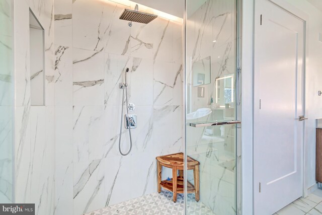 bathroom featuring a tile shower