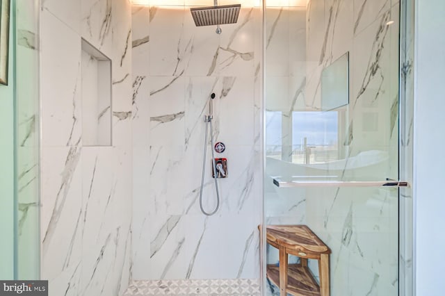 bathroom featuring a tile shower