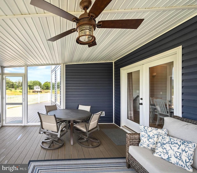 sunroom with ceiling fan