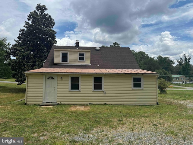 back of house featuring a yard